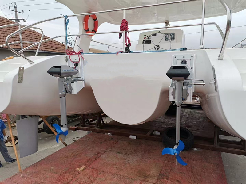 Lawada® 電動モーター付き 10.28 メートル帆走双胴船: 持続可能性と費用対効果を完全に統合