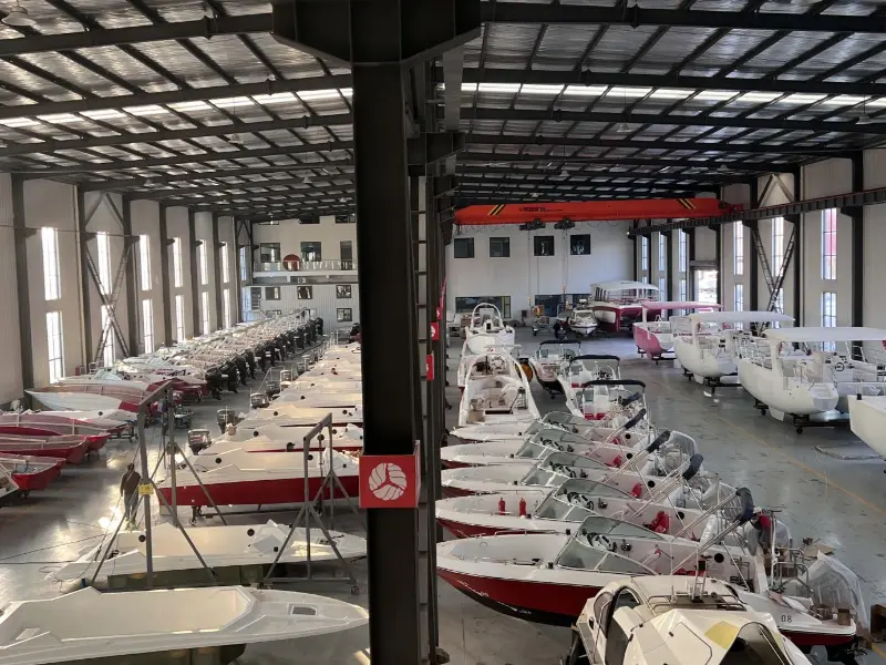 Lawada® ヨットは、BIJIA 山の水質に合わせて特別に設計された 42 セットのカスタムメイドのスピード ボートをお届けします。